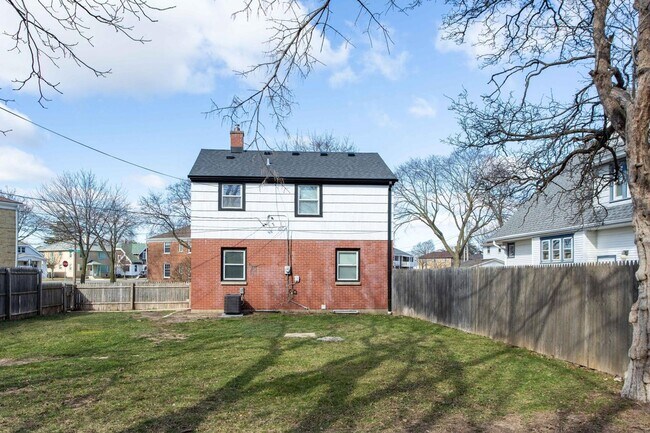 Building Photo - 2750 N 61st St