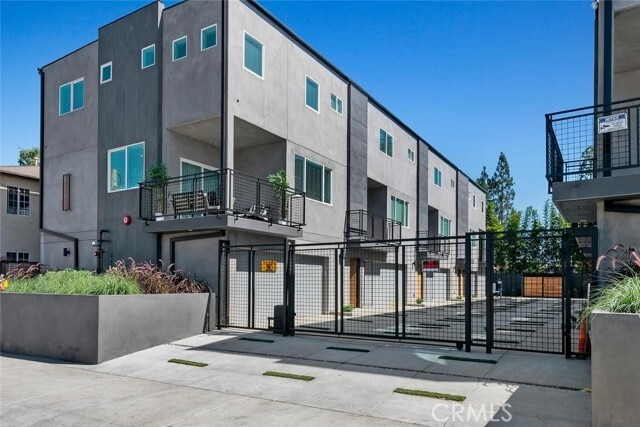 Building Photo - 13536 Vanowen St