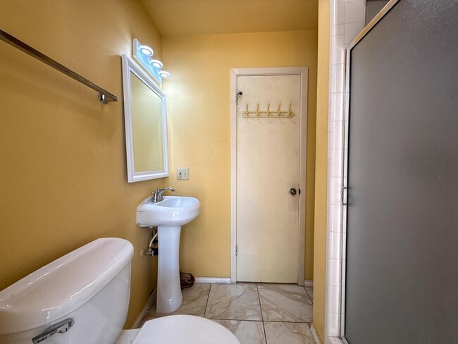 Building Photo - 405 Westmont Dr