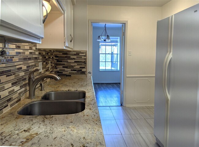 Building Photo - 361 N Post Oak Ln