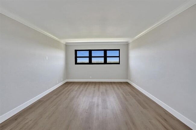 Building Photo - 3200 Port Royale Dr N