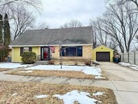 Building Photo - 908 3rd St S