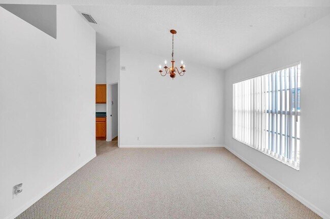 Building Photo - 446 SW S Quick Cir