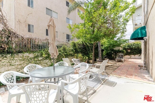 Building Photo - 10900 Blix St