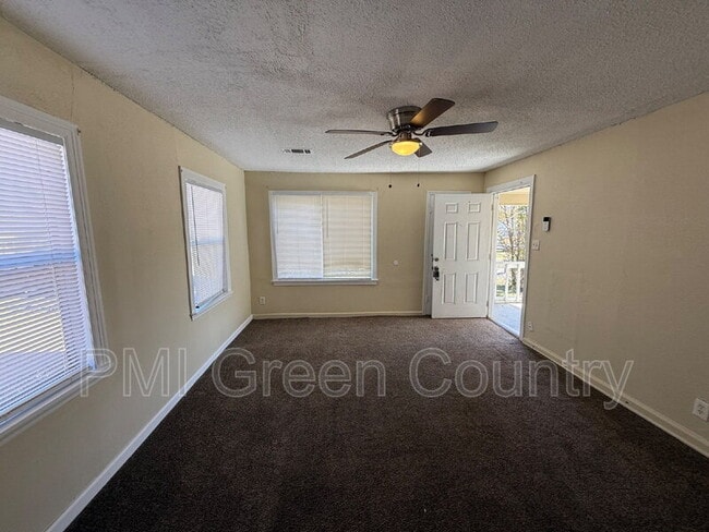 Building Photo - 2432 N Quincy Ave