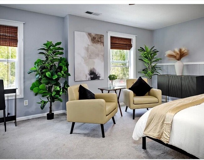 Building Photo - * FULLY FURNISHED * -3 levels, 7 bedrooms , lower level apartment with separate entrance *Home ba...