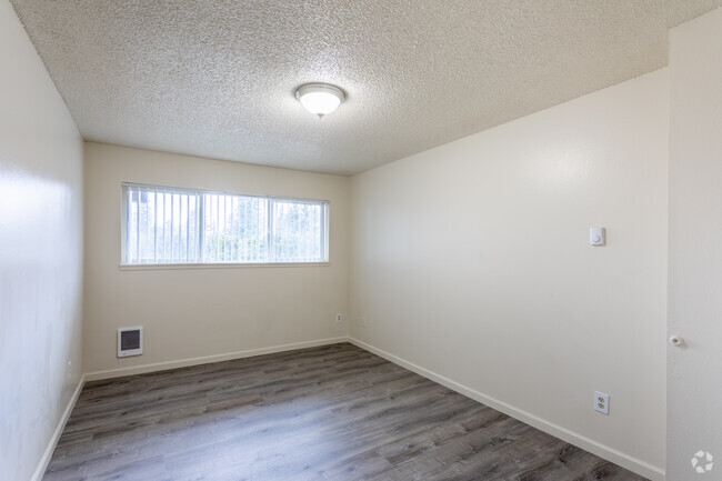 1BR, 1BA - 620 SF - Alder Royal Apartments