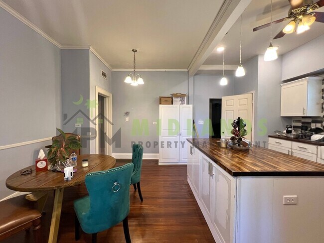 Building Photo - 2417B Clark Street