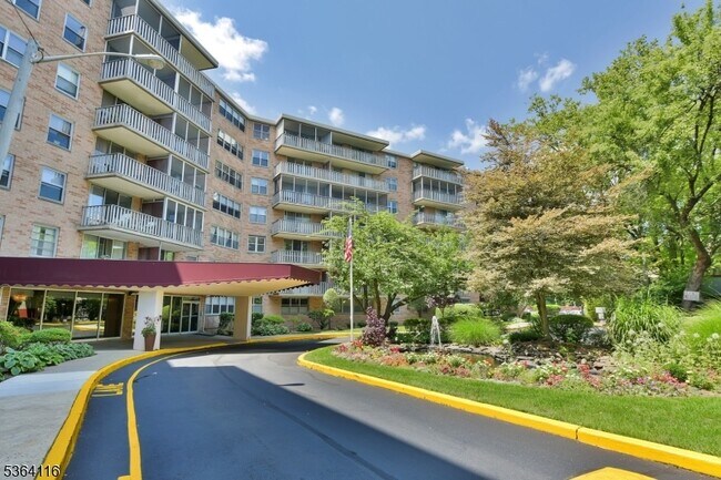 Building Photo - 530 Valley Rd
