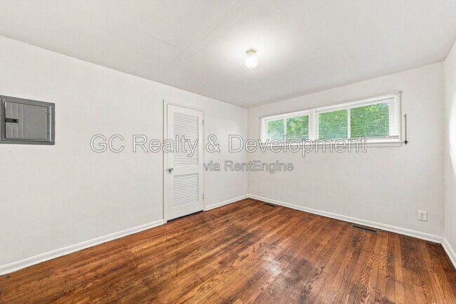 Building Photo - 913 3rd St