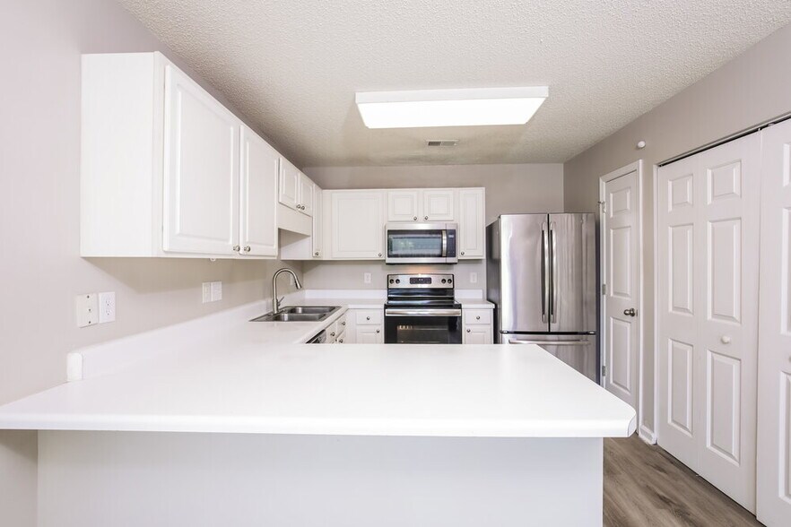 Building Photo - 6004 Silkwater Ct