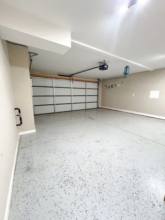 Building Photo - Must See-Stunning 5-Bedroom Home in 37043!!