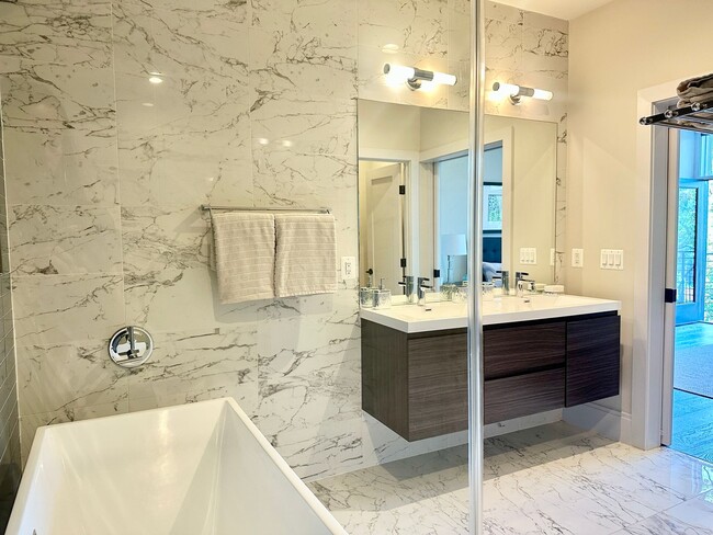 Building Photo - 2 Bedroom 2.5 Bathroom Penthouse with Park...