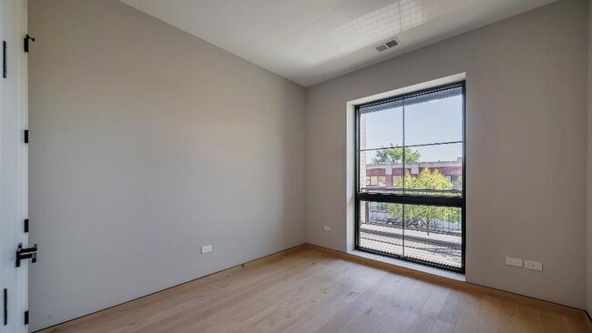 Building Photo - 2024 W Irving Park Rd