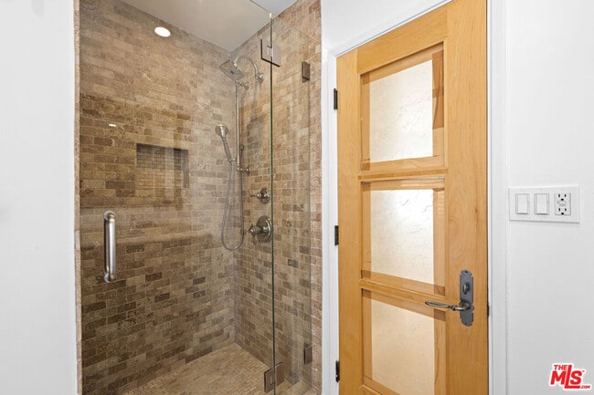 Building Photo - 435 Dalehurst Ave