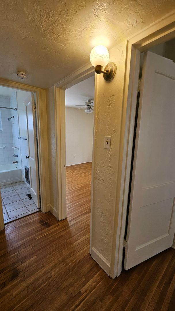 Building Photo - SE Cute 2 Bedroom 1 Bath Home.