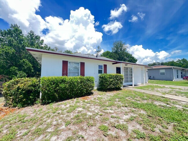 Building Photo - Charming Deltona Lakes Home!