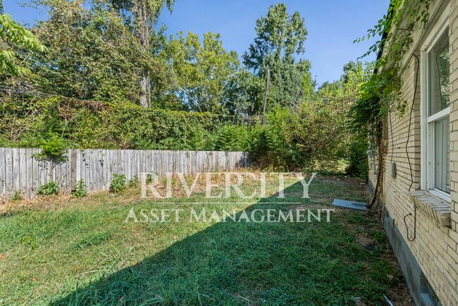 Building Photo - A Must SEE 4-Bedroom / 2-Full Bathroom!!!!...