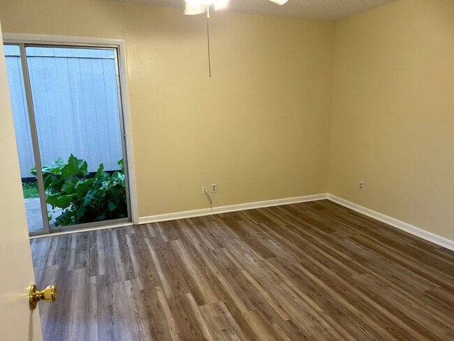 Building Photo - 4 bedroom and 2 bathroom