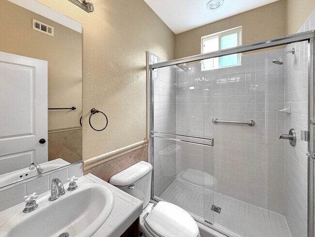 Building Photo - SD: Spacious 5B/4BA Home with Private Patio, Backyard & Soaking Tub
