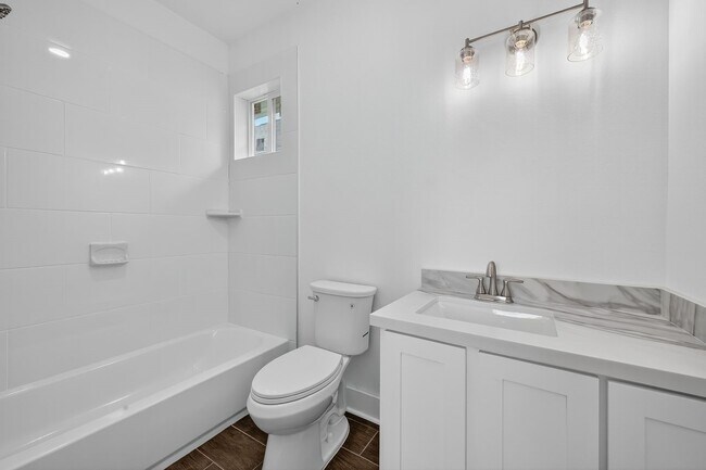 Building Photo - 714 Zoe St