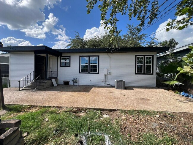 Building Photo - FOR RENT – 3 Bed / 1 Bath Home in San Anto...