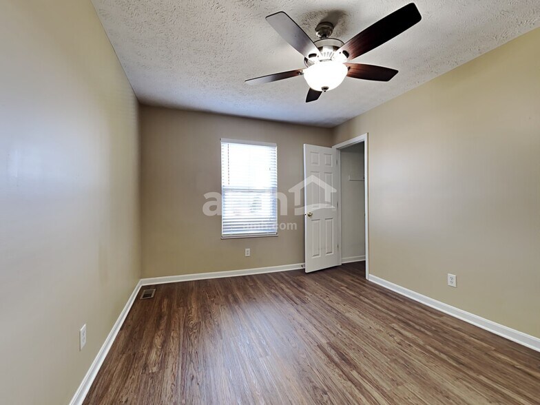 Building Photo - 2025 Apple Knoll Ln