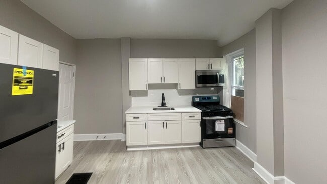 Building Photo - Newly Renovated 3 Bed, 1.5 Bath Townhouse ...