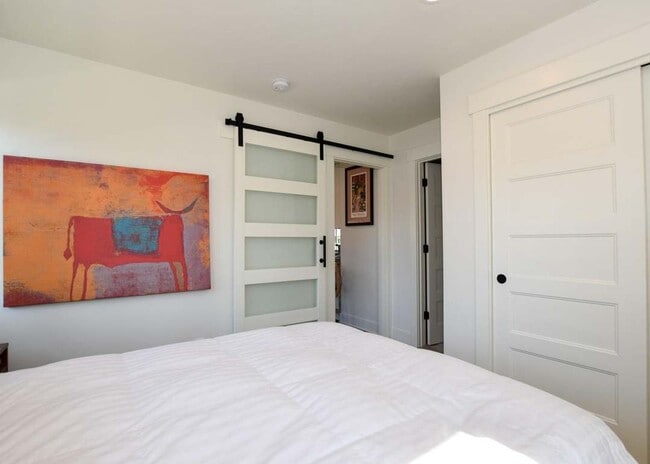 Building Photo - Charming 1 Bedroom Furnished Condo in NWX!