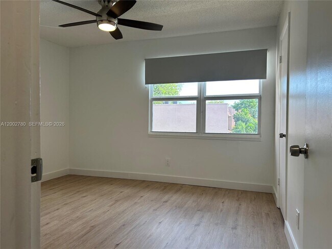 Building Photo - 10 Laredo Pl