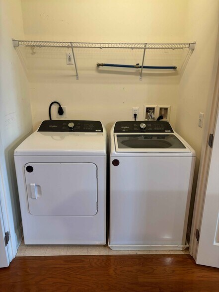 In-Unit Washer/Dryer - 300 W Elm St