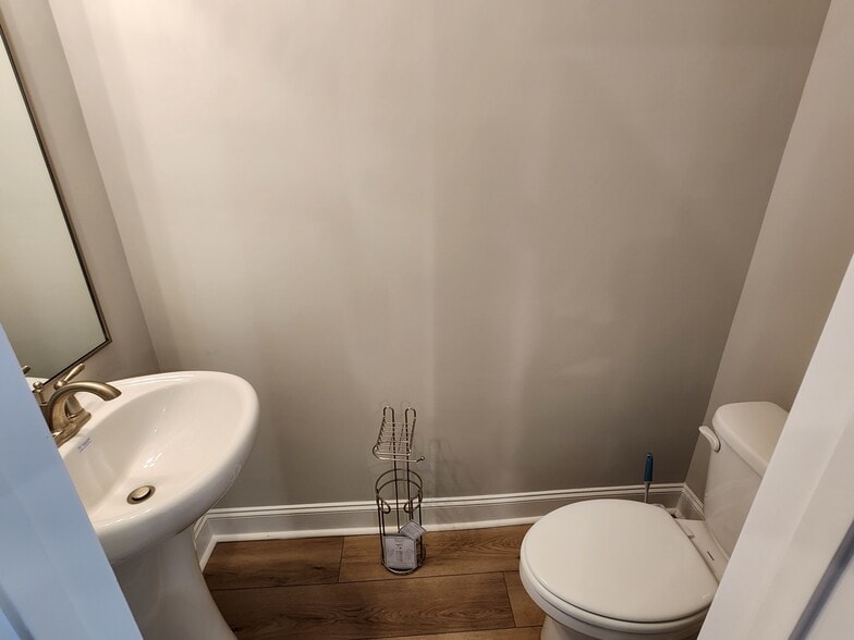 Powder Room - 3918 Gloucester Dr