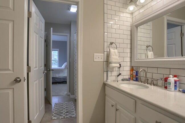 Building Photo - Modern and Convenient Hershey/Harrisburg Suburb Townhouse