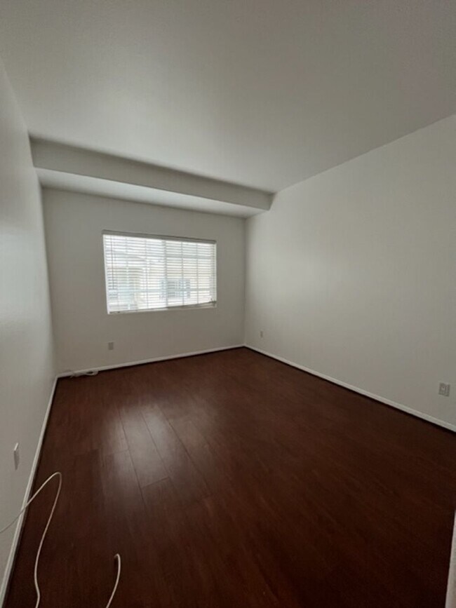 Building Photo - OB Beach House! 3 Bed 2.5 Bath A Block From the Water