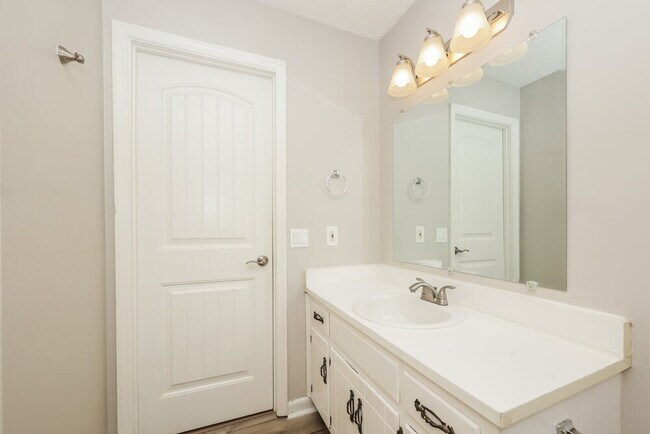 Building Photo - 702 Valley Green Dr