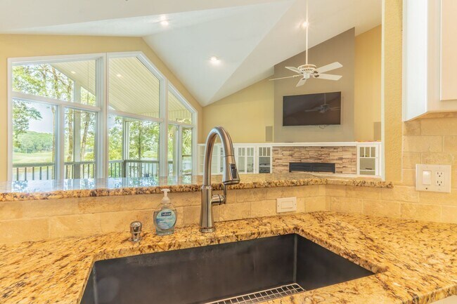 Building Photo - 10 Lindura Ln