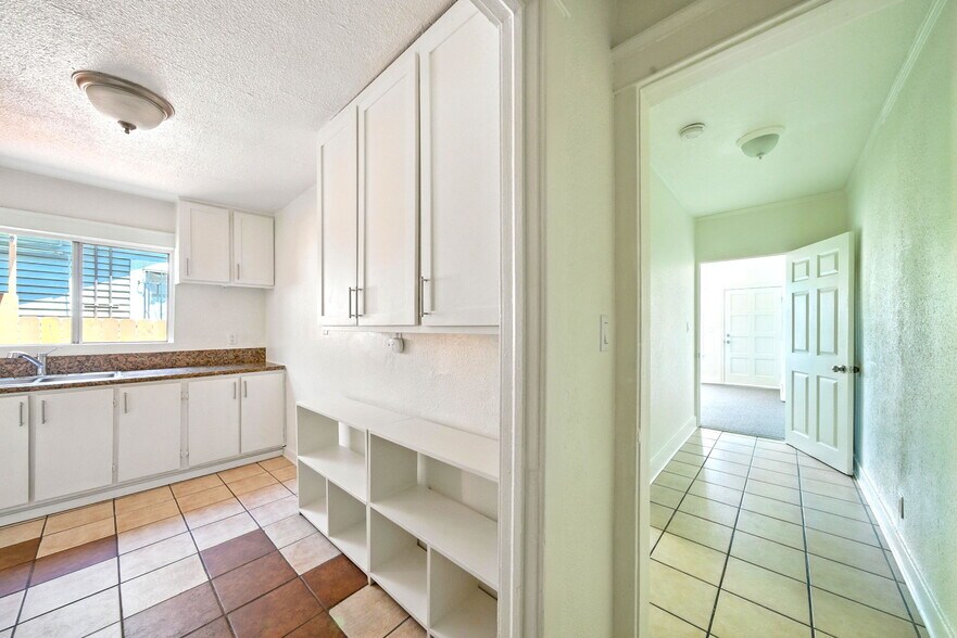 Building Photo - 3305 W 27th St