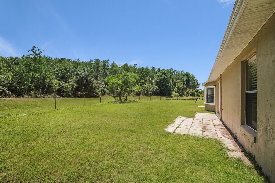 Building Photo - 208 Red Maple Dr