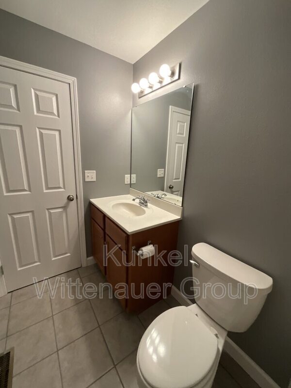 Building Photo - 704 Fountain View Dr