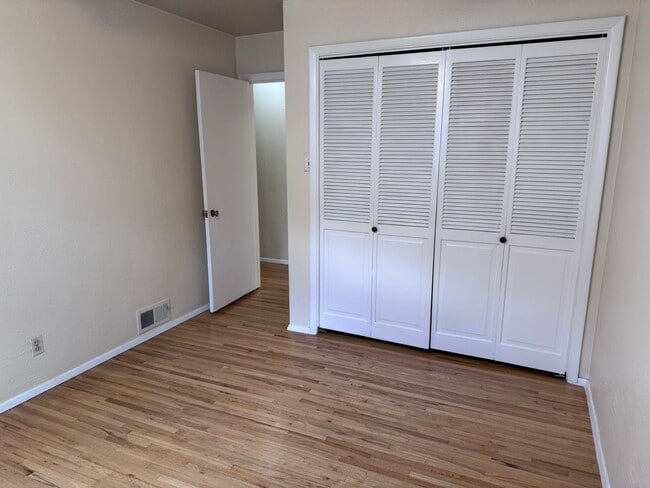 Building Photo - 3 Bedroom, 2 Bathroom Home near Washington...