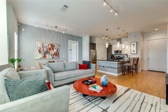 Building Photo - 2950 McKinney Ave