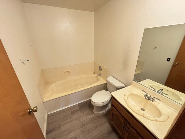 Building Photo - Gorgeous condo is a spacious 2Bed/2Bath un...