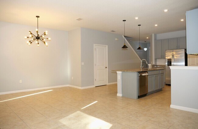 Building Photo - Modern 3-Bedroom Townhome in Gated Communi...