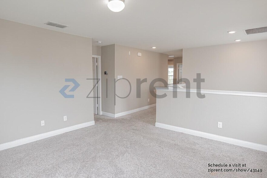 Building Photo - 410 Club House Dr