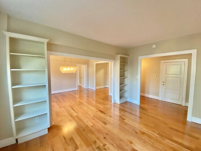 Building Photo - Have Breakfast at Tiffany's! Dupont's Gleaming Light Filled 2 En-suites w/ W/D at the Tiffany!