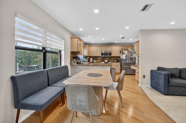 Building Photo - 10065 Camelback Ln