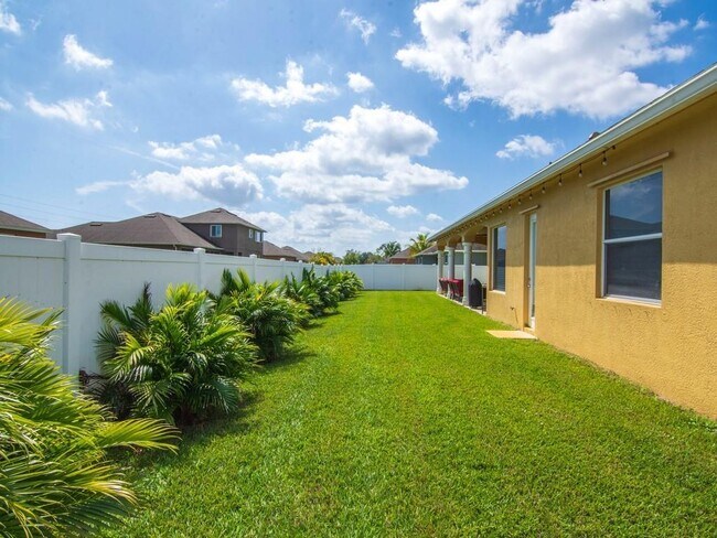 Building Photo - 6420 Parklane Ct