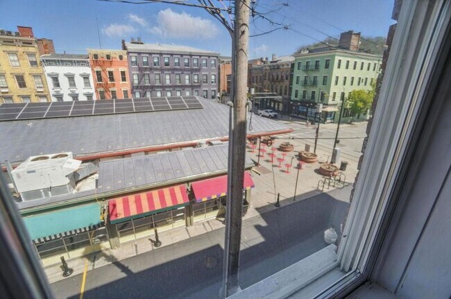 Building Photo - 107 W Elder St