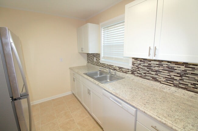 Building Photo - Renovated 2 bedroom Townhome in Belmont!