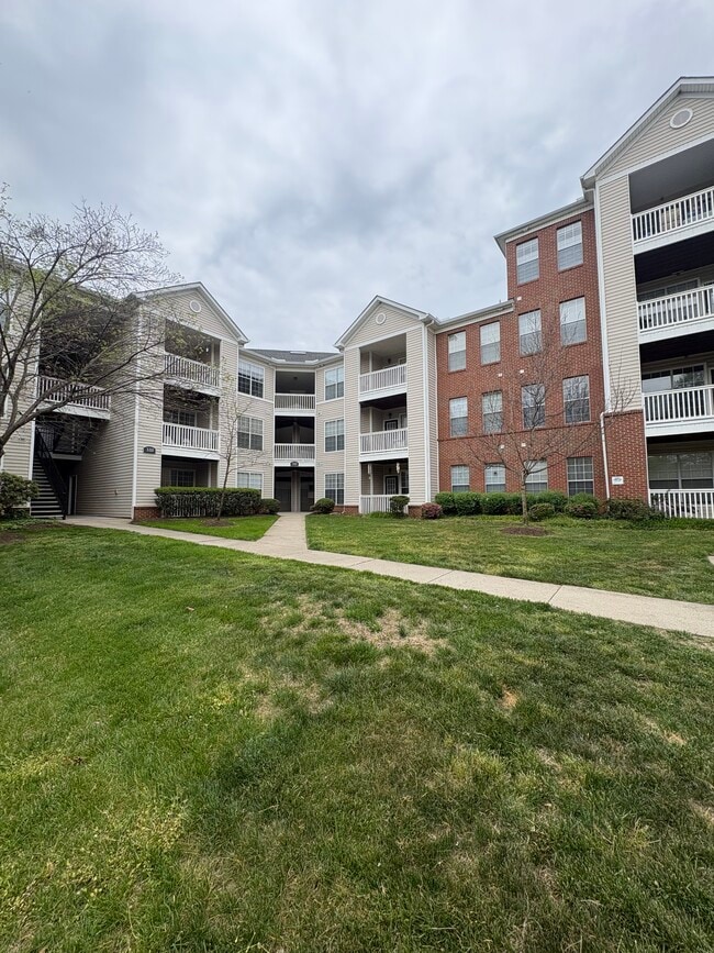 Building Photo - 310 Riverbend Dr